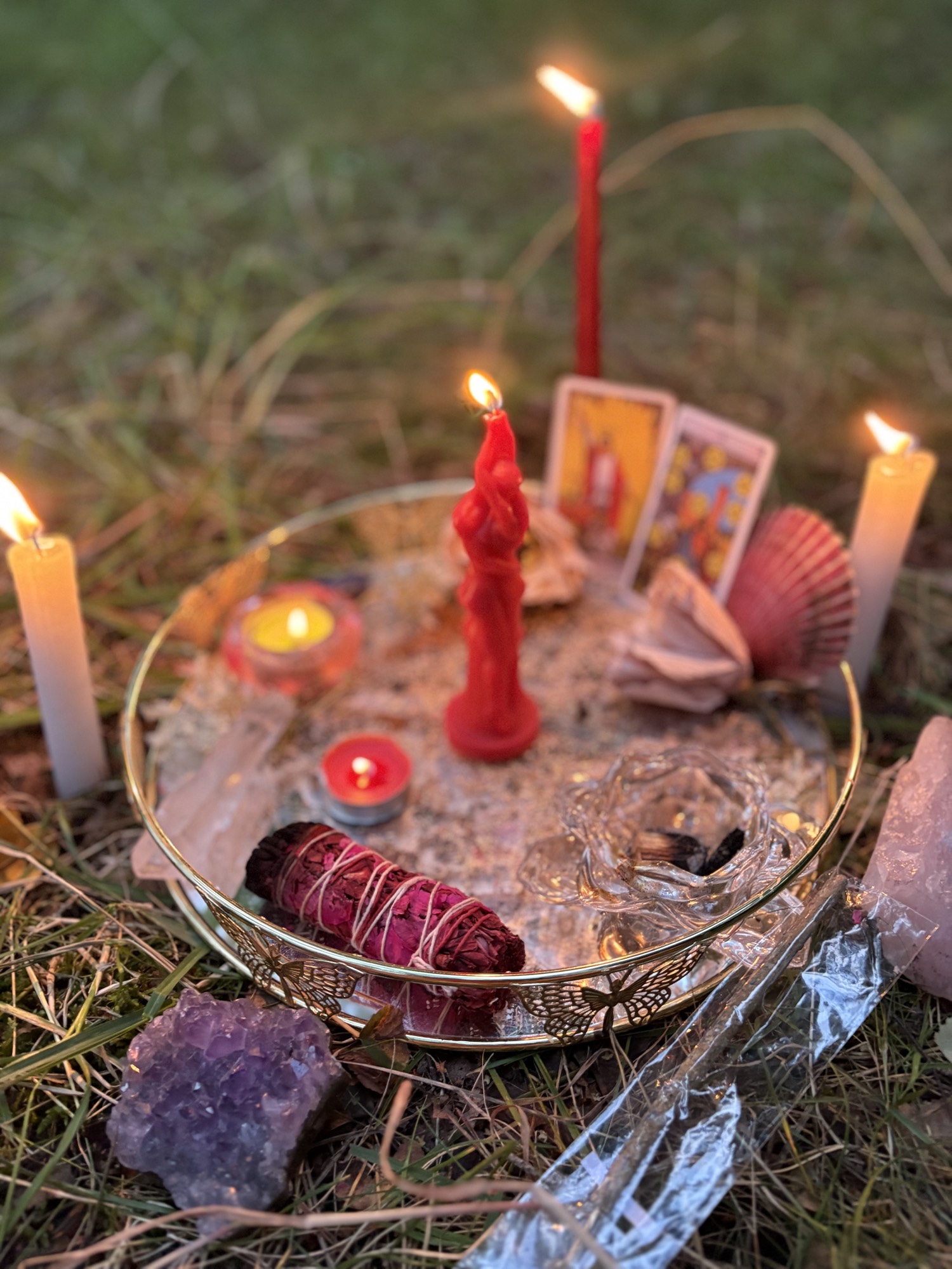 Ołtarz w trawie, światło dnia