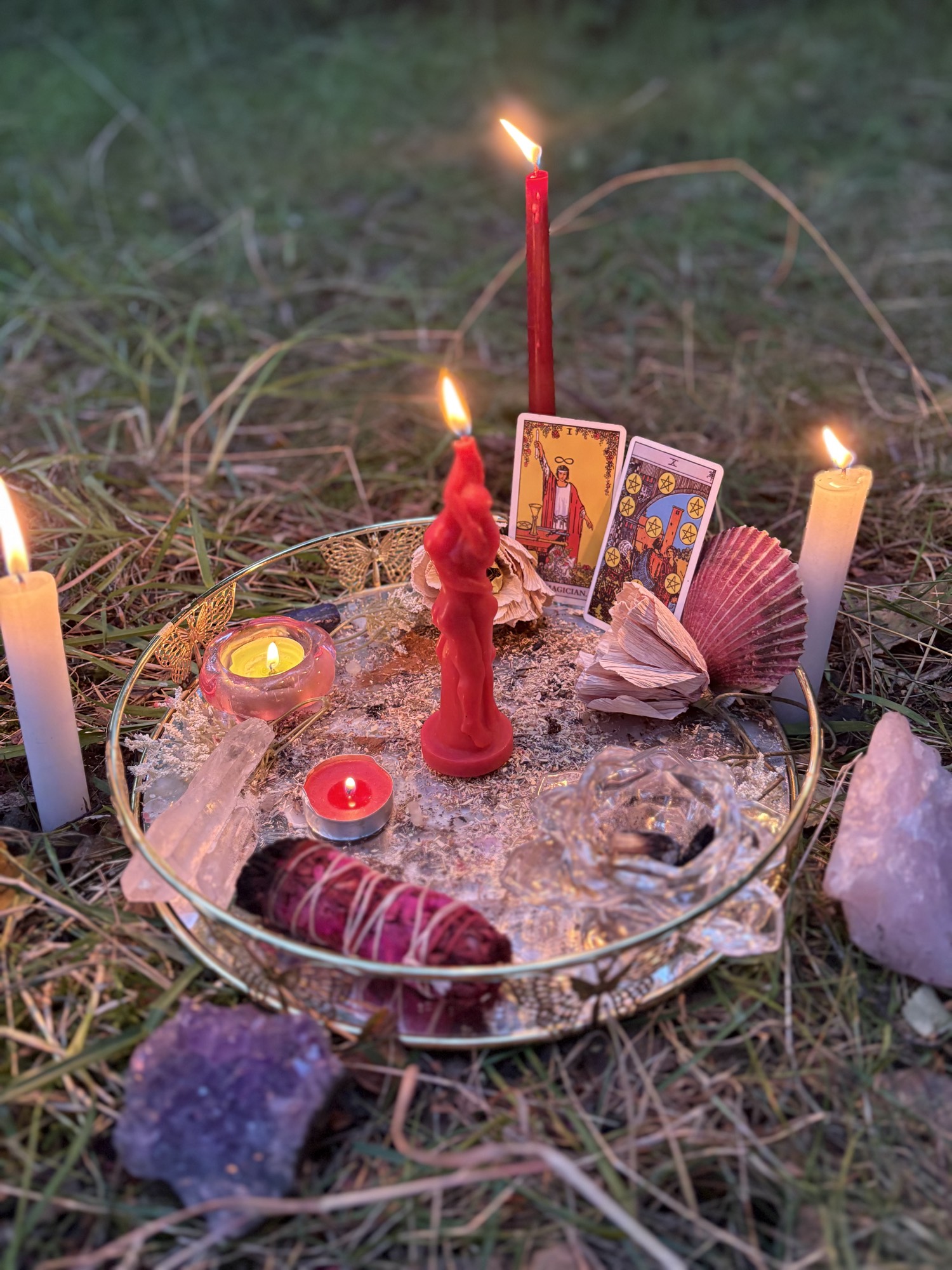 Ołtarz: figurka, kadzidło, karty, ametyst